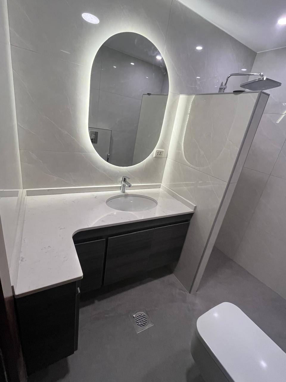 حمام أبيض عصري على شكل L